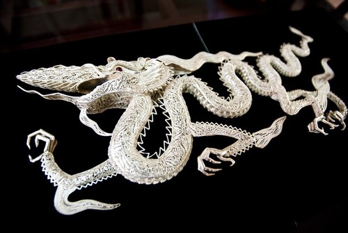 Volkskünstler Quach Van Hieu bewahrt die Kunst des Handwerksberufs des Silberschmieds - ảnh 2